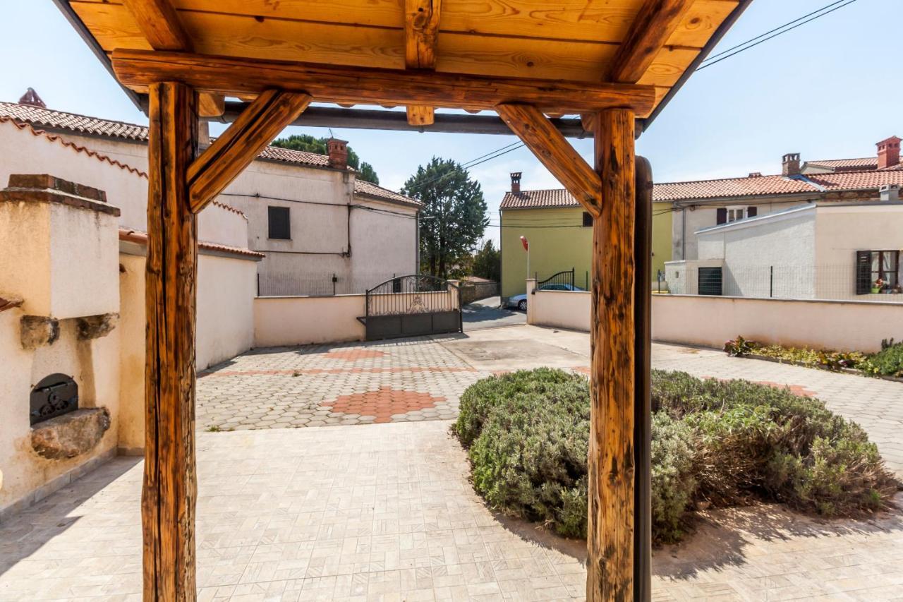 House Krizanic In Marcana, Istria, With 2 Apartments, Total 9 Guests Marčana Exterior foto