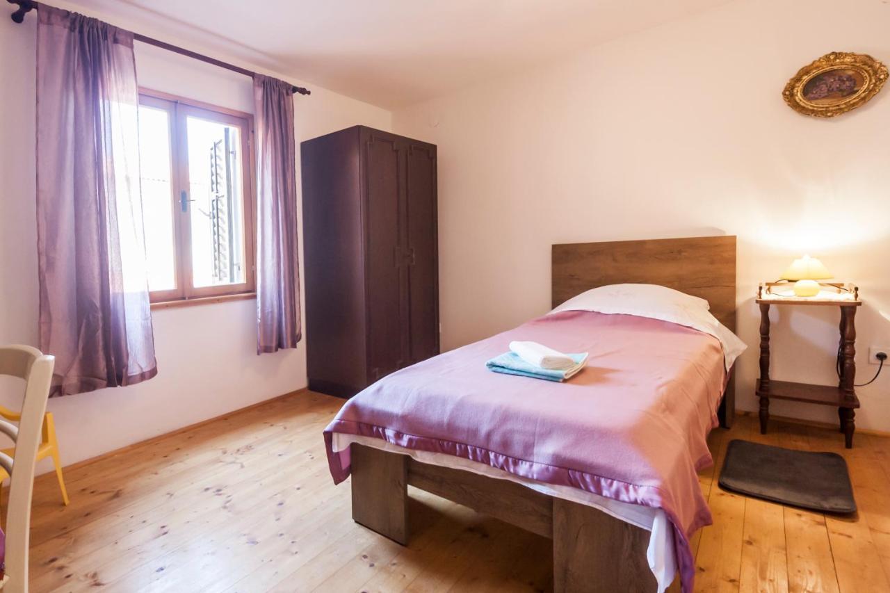House Krizanic In Marcana, Istria, With 2 Apartments, Total 9 Guests Marčana Exterior foto