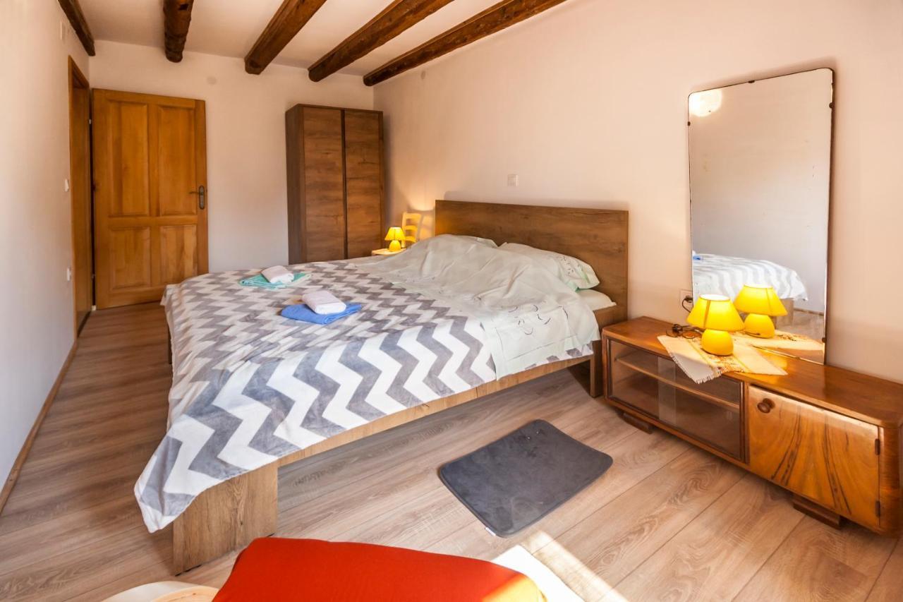 House Krizanic In Marcana, Istria, With 2 Apartments, Total 9 Guests Marčana Exterior foto